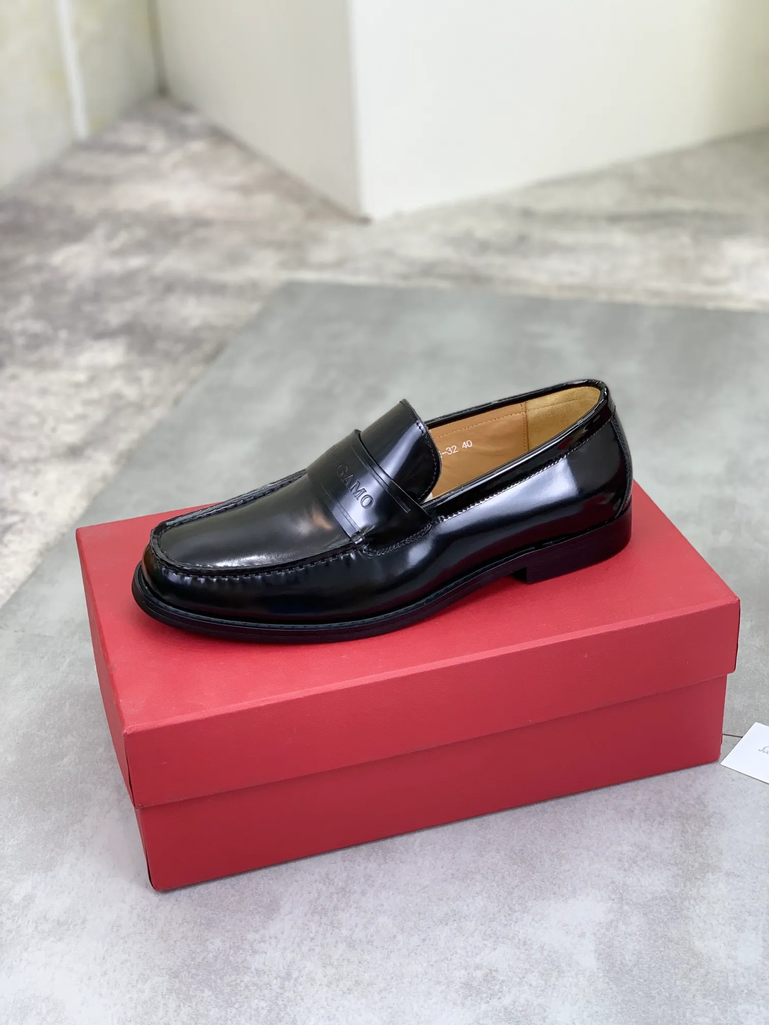 Men's Men's Shoes 💰P460💰[New Style] Water-dyed Niuli 🆘[Salvatore Ferragamo] Ferragamo's latest casual business leather shoes for men! Available at counters simultaneously! The fabric is made of specially imported original calfskin, the lining is made of imported water-dyed cowhide, and the original combination outsole is absolutely luxurious and leads the fashion trend. Matching code: 38-45; 2️⃣ colors available